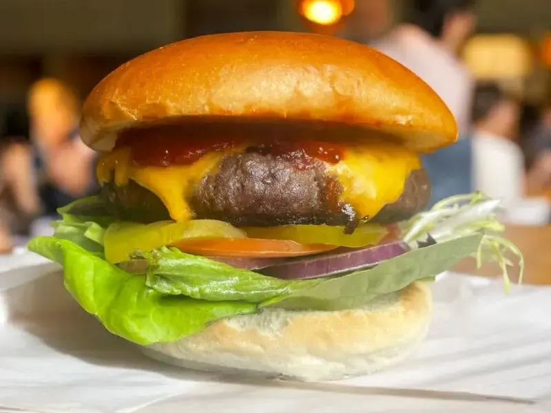 Burger spécial avec frites